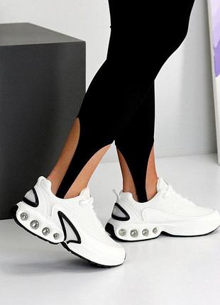 Кросівки жіночі