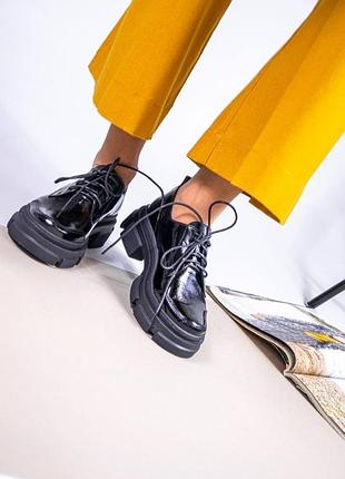 Лаковані шкіряні туфлі жіночі на шнурівці, розмір 36