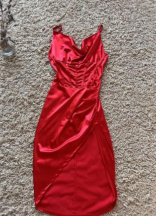 Вечірня сукня з розрізом