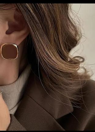 Трендові коричневі сережки