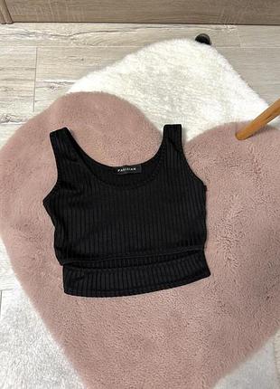 Топ з вирізом на животі від parisian