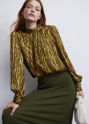 Женская трендовая шифоновая блуза с длинными пышными рукавами и воротником стойкой свободного кроя с принтом хаки-зеленый желтый