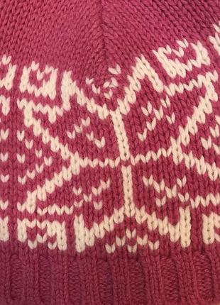 Очень красивая и стильная брендовая вязаная шапочка.