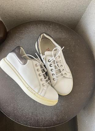 Шкіряні кросівки