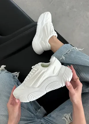 Кросівки жіночі білі стильні та комфортні