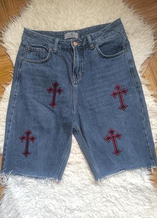 Синие джинсовые шорты мом бермуды с крестами