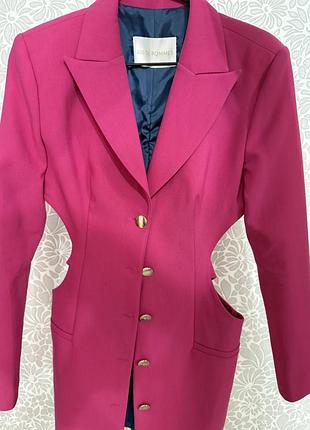 Піджак плаття, розмір s, по боках вирізи, дуже якісна тканина, цупка, додатково можу відправити відео в особисті повідомлення