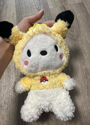 Іграшка у костюмі пікачу