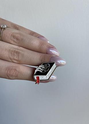 Пін значок металевий брошка “темний гримуар” — для магів, відьом і любителів містики