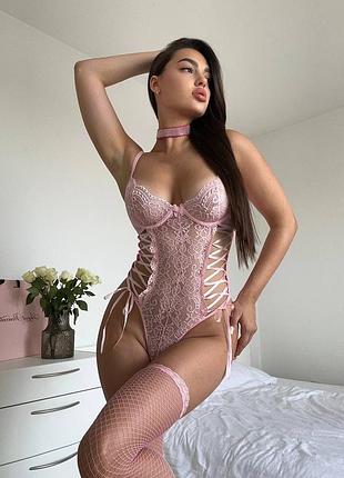 Рожевий мереживний боді з панчохами в комплекті