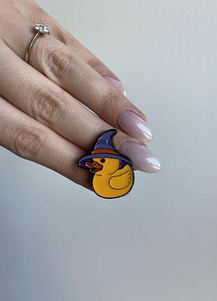 Пін значок металевий брошка “качка-відьма” — гумор із магією