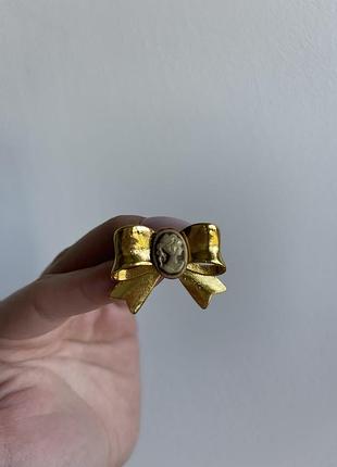 Металева брошка вінтажна камея з бантом