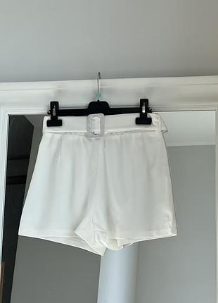 Базові короткі білі шорти з поясом