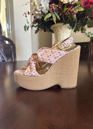 Женские босоножки на платформе juicy couture в цветочный принт