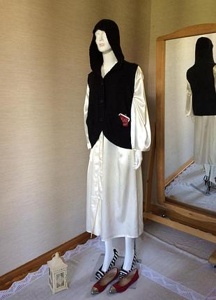 Женский теплый трикотажный жилет с капюшоном