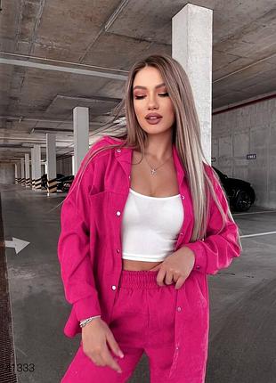 Вельветовый женский костюм с рубашкой малиновый