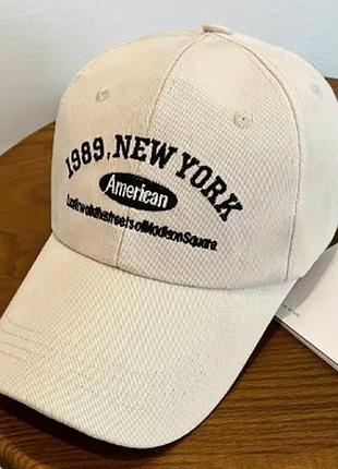 Кепка молочного цвета на лето с логотипом new york