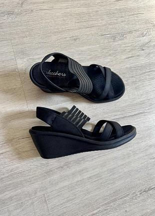 Босоніжки на невеликій платформі skechers