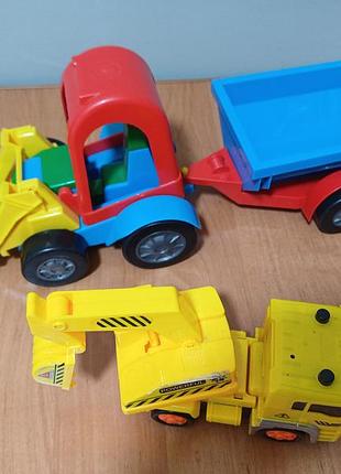 Дитячі іграшки, трактор і машина
