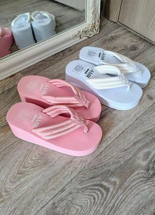 Шльопки на танкеткі