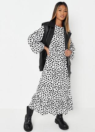 Missguided длинное черно-белое платье с длинным рукавом, волан по низу