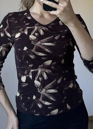 Жіноча трикотажна коричнева кофточка з принтом. повсякденна кофточка