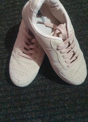 Кроссовки женские