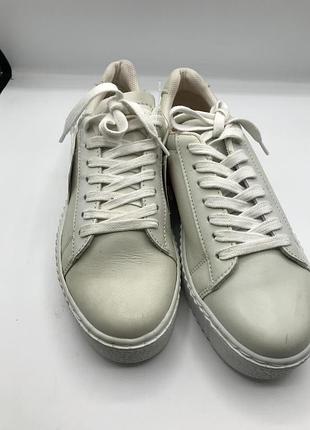 Кеди жіночі білі шкіряні є дефект який не впливає на носку розмір 40