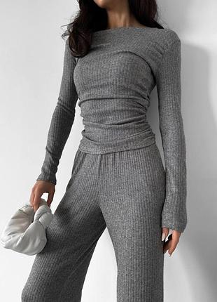Жіночий брючний костюм