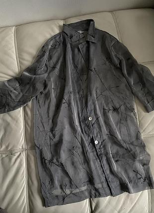 Майже прозора рубашка сірого кольору з ботанічними малюнками  подовжена - розмір xl