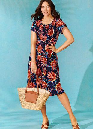 Платье с тропическим цветочным принтом и присборенным лифом