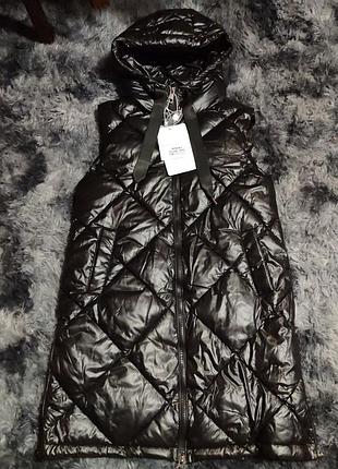 Демисезонный жилет, осень-зима италия, ртзмир м, удлиненная, черного цвета, 100% полиэстер, синтепух, с капюшоном, однотонный, стеганый, без рукава