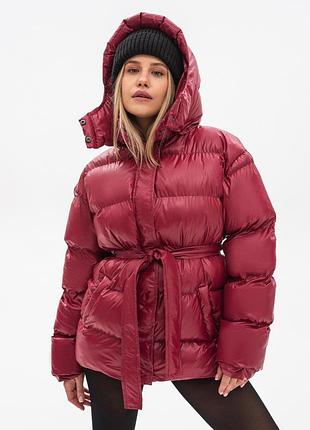 Глянцевий пуховик бордового кольору до -15