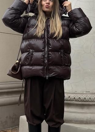 Трендовий глянцевий пуховик шоколадного кольору до -15