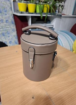 Маленька коричнева сумка