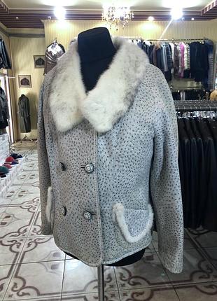 Гарна світла дублянка комір норка!