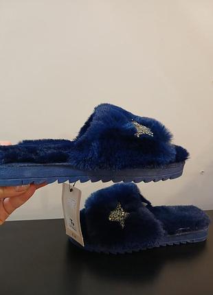 Tu милые женские тапочки из мягкого искусственного меха и украшены звездой.