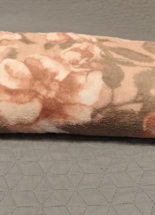 Мягенький плед с цветочным принтом.