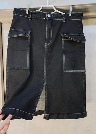 Гарна, стильна, фірмена, сіро чорна, спідниця, з переду з розрізом, з кишенями по бокам