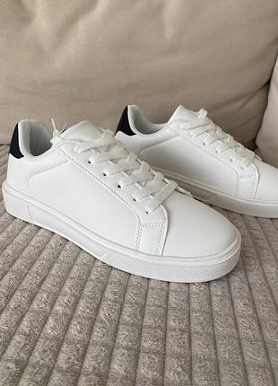 Кросівки чоловічі