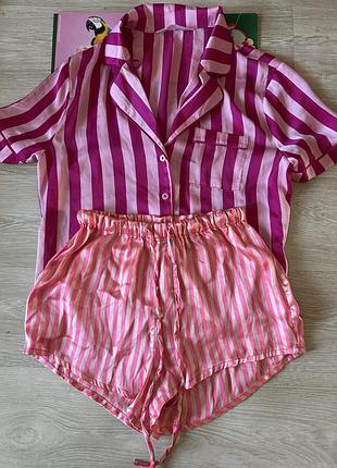 Яркая сатиновая пижама