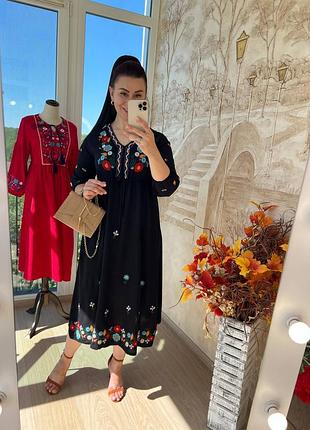 Черное платье с вышивкой