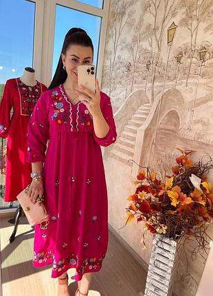Малиновое платье с вышивкой