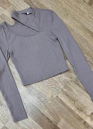 Стильний жіночий лонгслів з відкритою ключицею