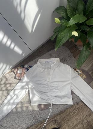Біла сорочка топ bershka вкорочена на затяжках