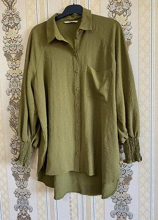 Стильна легка подовжена сорочка, оливкова рубашка оверсайз батал