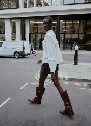 Высокие сапоги с строчками