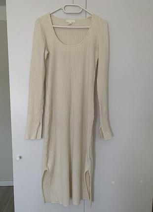 Актуальна сукня з боковими розрізами.