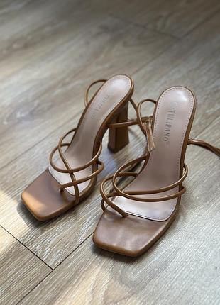 Босоніжки на підборах