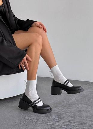 Туфли с ремешками на устойчивом каблуке